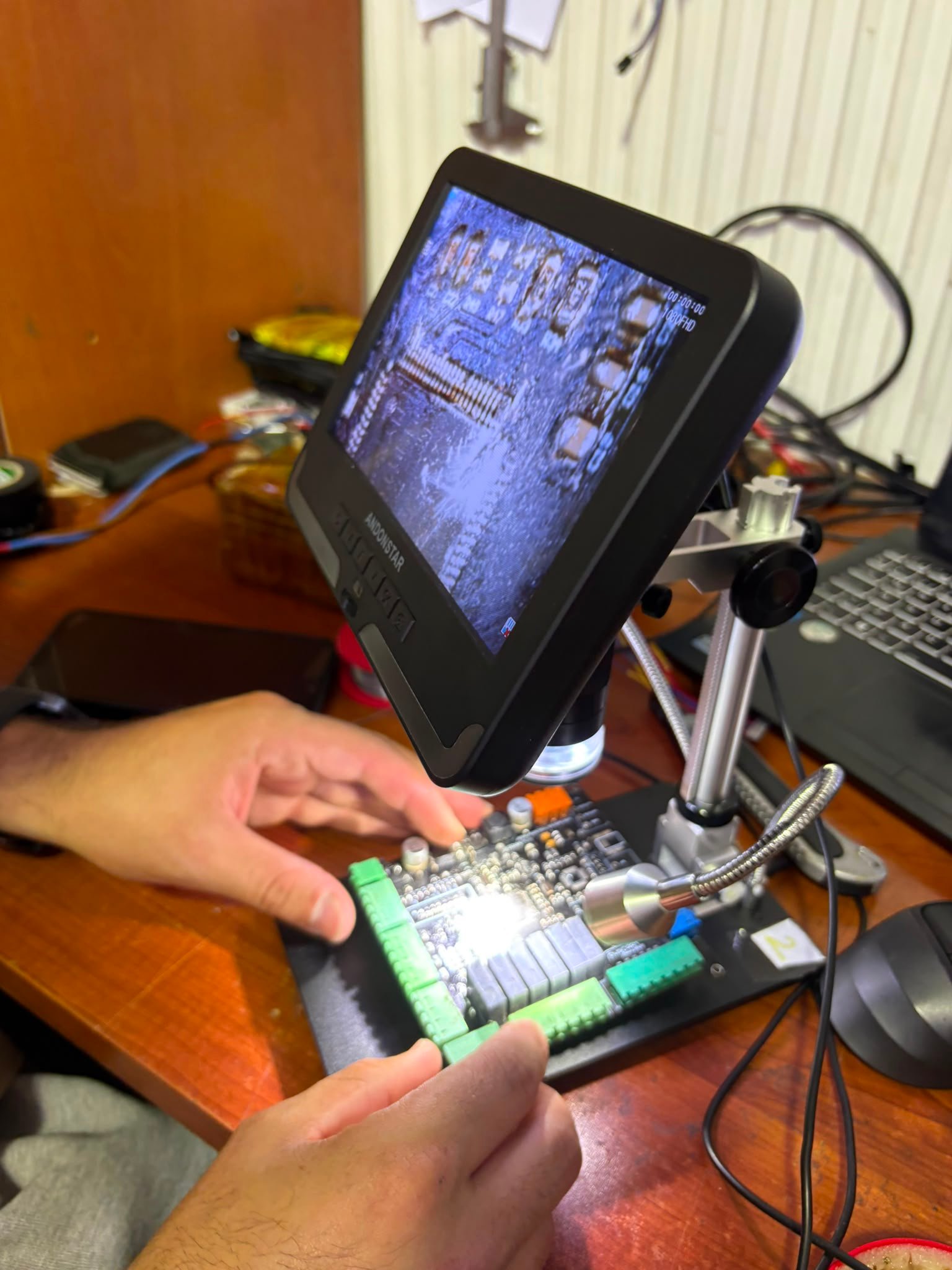 Elektrik biriminde elektronik kart inceleme çalışması